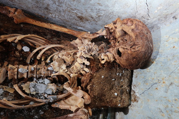 Unique tomb with half-mummified body discovered in Pompeii