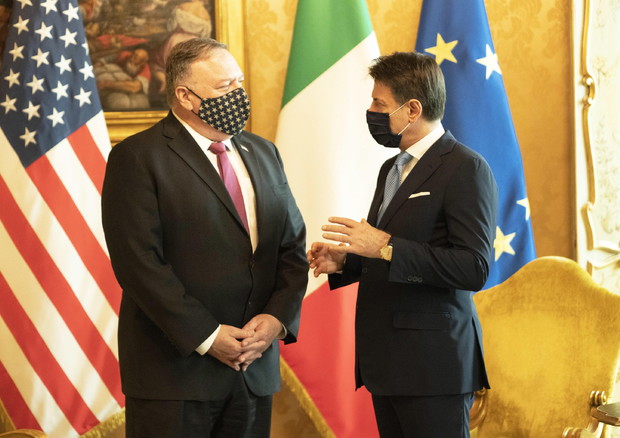 Giuseppe Conte con Mike Pompeo (foto: EPA)