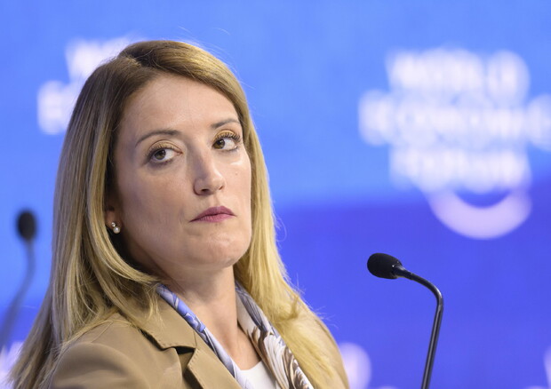 La presidente del Parlamento Ue, Roberta Metsola, al World Economic Forum di Davos (foto: EPA)