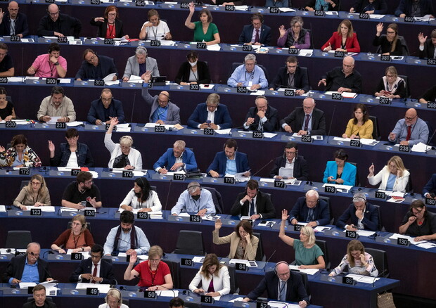 Sessione di voto al Parlamento europeo di Strasburgo (foto: EPA)