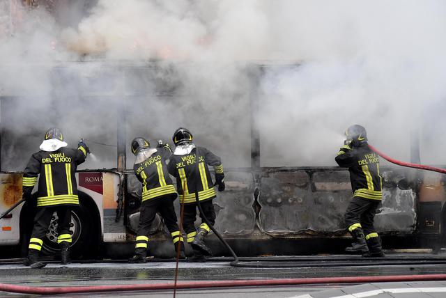 Un autobus di linea in fiamme in via del Tritone, Roma, 8 maggio 2018. ANSA/ ETTORE FERRARI © ANSA