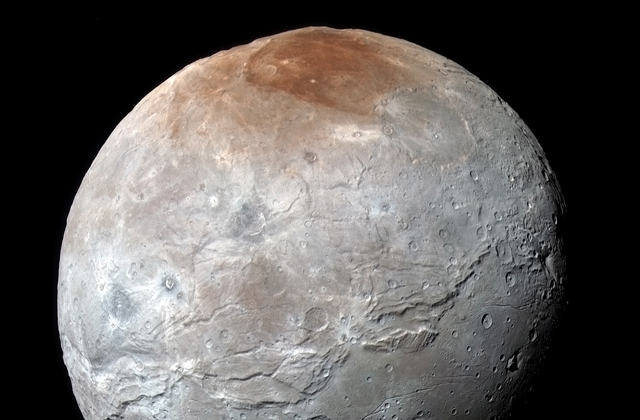 Variazioni stagionali dell'atmosfera all'origine della macchia rossa nel polo Nord di Caronte, una delle 5 lune di Plutone (fonte: NASA / Johns Hopkins APL / SwRI)