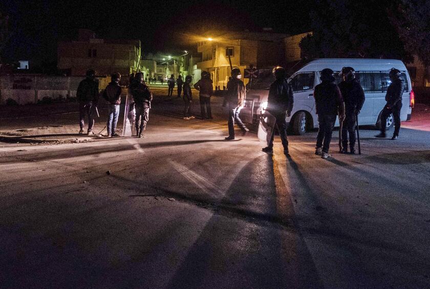 Tunisia: terza serata di scontri e disordini in varie citt © ANSA/AP