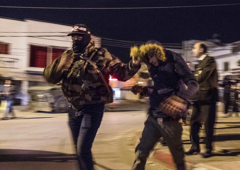 Tunisia: terza notte di scontri e disordini in varie citt © ANSA/AP