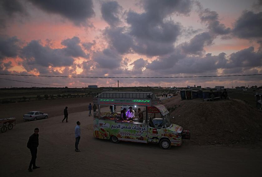 Palestinians gather along the Gaza Strip border © ANSA/EPA