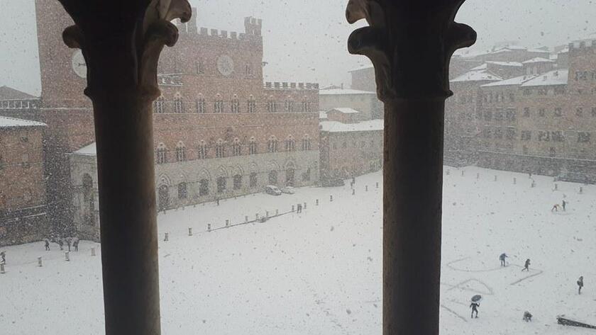 Maltempo: neve a Siena, coltre bianca in piazza del Campo +++ RPT ++ - ALL RIGHTS RESERVED