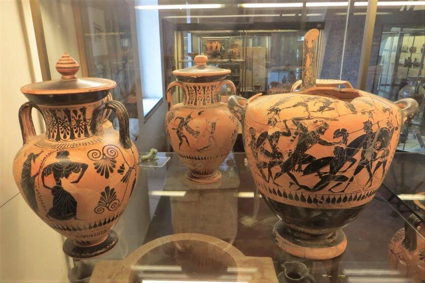 vasi etruschi esposti nel museo nazionale archeologico Cerite di Cerveteri - ALL RIGHTS RESERVED