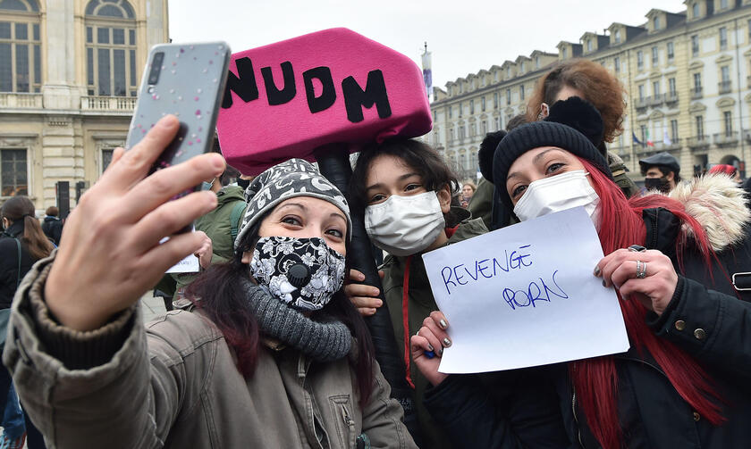 Violenza donne: Torino, la piazza abbatte il  'muro ' sessista - ALL RIGHTS RESERVED