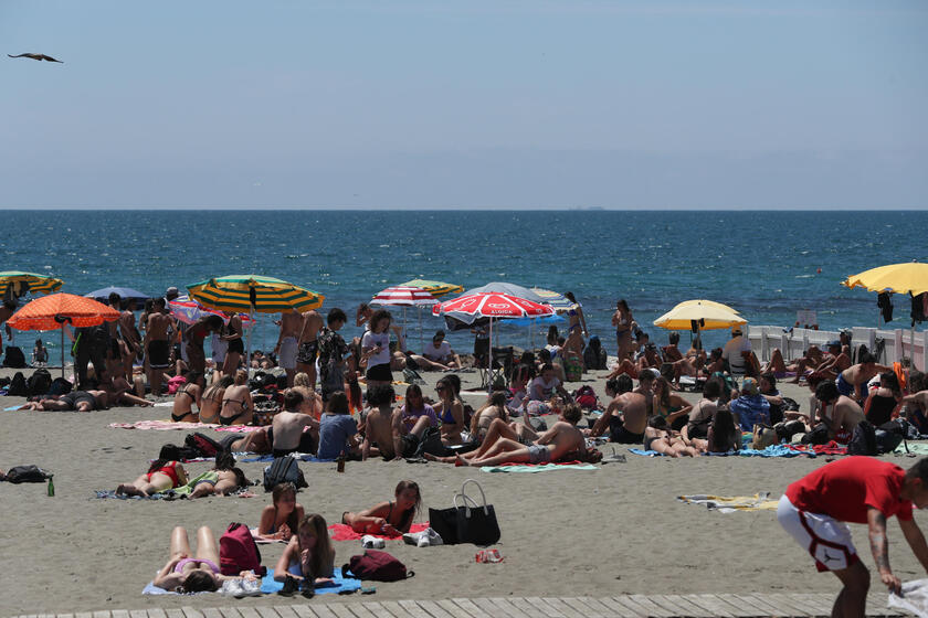 People relax and enjoy a sunny day in Ostia - ALL RIGHTS RESERVED
