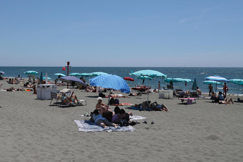 People relax and enjoy a sunny day in Ostia - ALL RIGHTS RESERVED