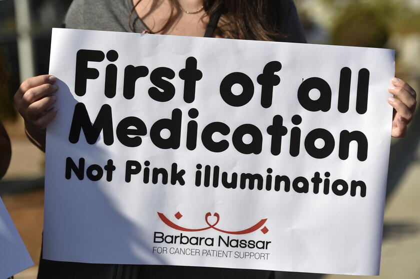Solidarity march with women diagnosed with breast cancer in Lebanon © ANSA/EPA