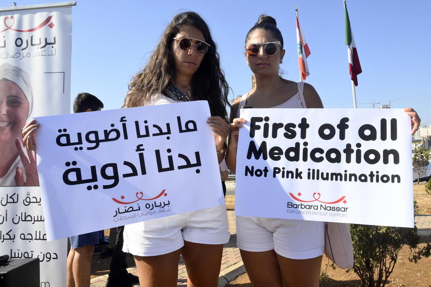 Solidarity march with women diagnosed with breast cancer in Lebanon © ANSA/EPA