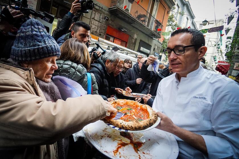 "La pizza al popolo", a Napoli bagno di folla anti-Briatore - ALL RIGHTS RESERVED