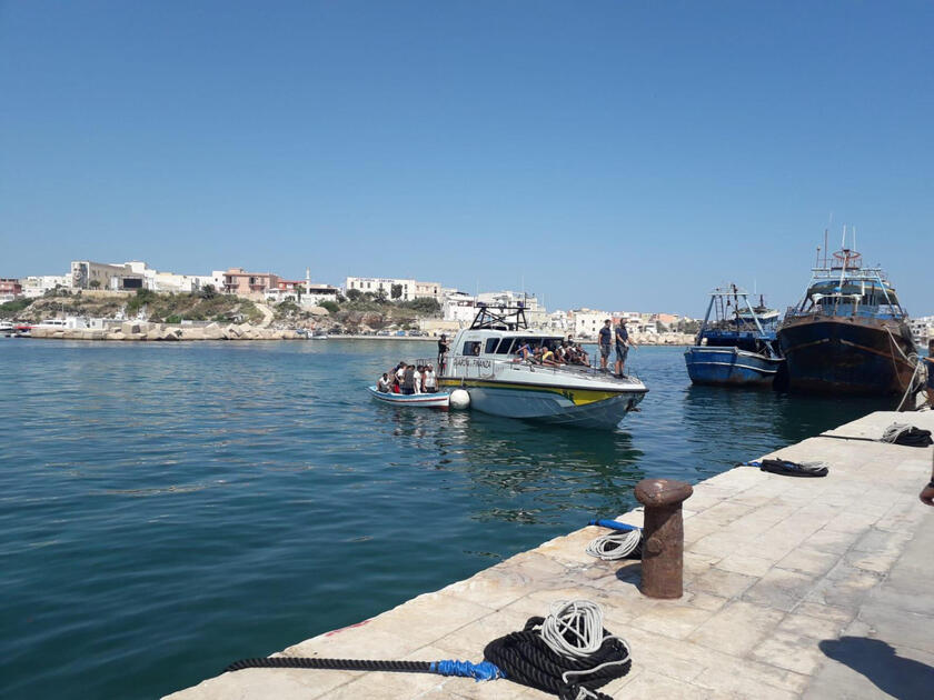 Migranti: record di sbarchi a Lampedusa, hotspot stracolmo - RIPRODUZIONE RISERVATA