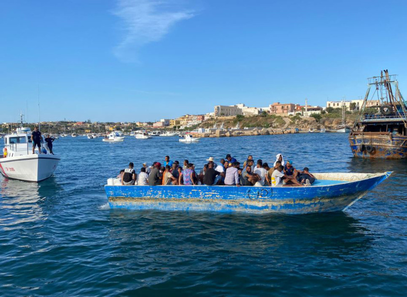 وصول 200 مهاجر إلى جزيرة لامبيدوزا الإيطالية - RIPRODUZIONE RISERVATA
