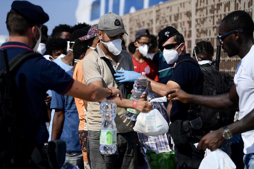 Migranti: trasferimenti in corso,hotspot Lampedusa si svuota © ANSA/AFP