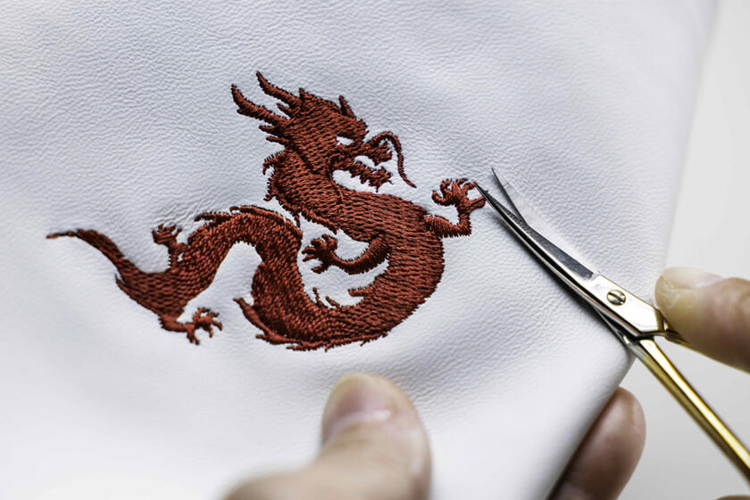 Gli artisti del Bespoke Rolls aggiungono la simbologia cinese del Dragone © ANSA/Rolls-Royce