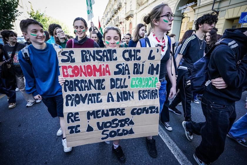 Fridays for future, un migliaio in corteo a Torino