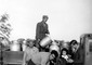 1952 - Contrada Ramitelli - Campomarino (CB), Nicola Del Giudice (a dx di lato) insieme ad una famiglia di raccoglitori di latte © Ansa