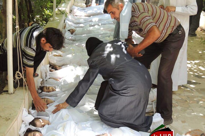 Alcune delle vittime dell 'attacco chimico del 21 agosto nella periferia di Damasco -     RIPRODUZIONE RISERVATA