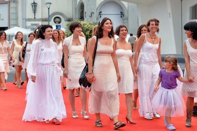 In abiti nuziali sul red carpet la delegazione del film  'Io sto con la sposa ' al festival di Venezia -     RIPRODUZIONE RISERVATA