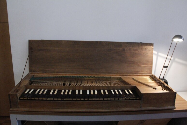 Il clavicordo da viaggio risalente al XVIII secolo trafugato nel 2015 al Conservatorio di Parma e ritrovato in Albania -     RIPRODUZIONE RISERVATA