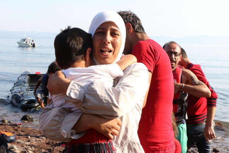 Una donna siriana con il suo bimbo giunta all 'isola di Lesbos -     RIPRODUZIONE RISERVATA