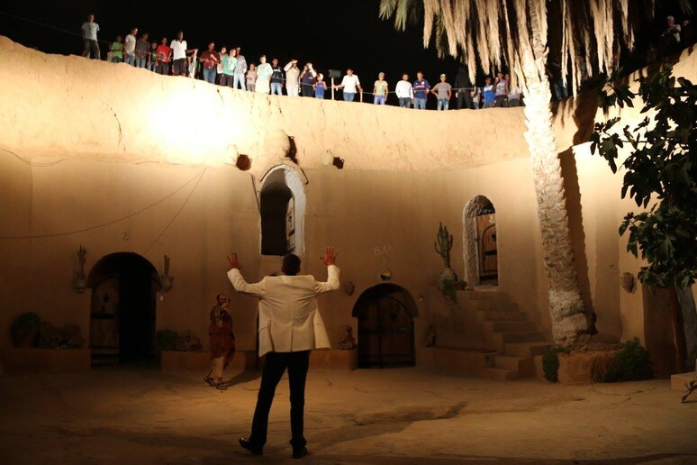 Un momento dello spettacolo L 'Escale 32 del Teatro dell 'Argine andato in scena nella cornice caratteristica dell 'interno di un villaggio troglodita di Matmata, nel sud della Tunisia -     RIPRODUZIONE RISERVATA