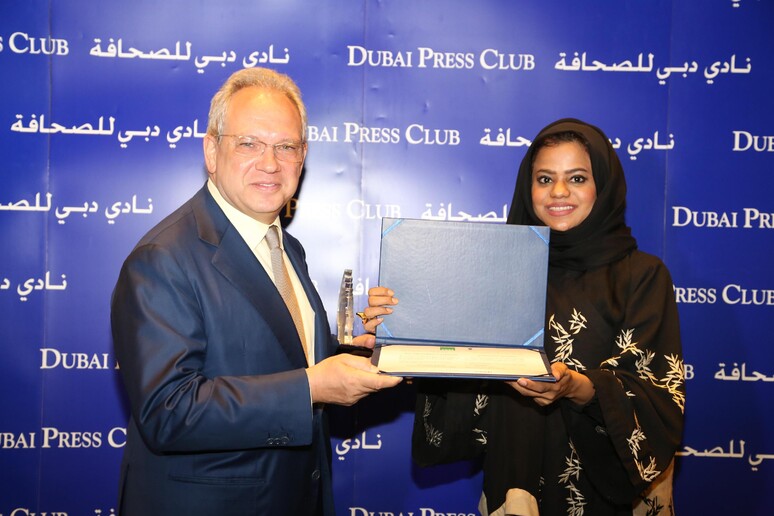 L 'ad dell 'ANSA, Giuseppe Cerbone, riceve un premio e una certificazione di partecipazione dalla direttrice del Dubai Press Club, Muna Busamra, a margine della conferenza di Dubai -     RIPRODUZIONE RISERVATA