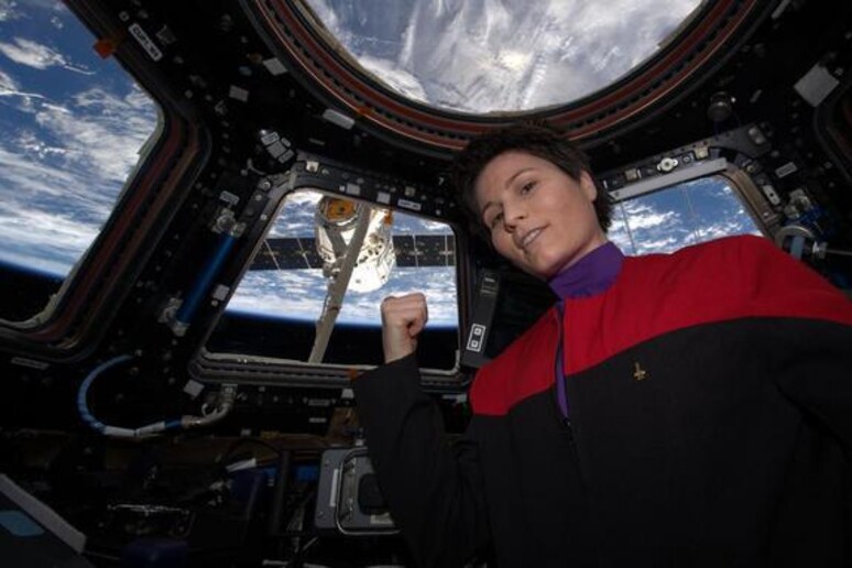 Samantha Cristoforetti sulla Iss con la tuta di Star Trek (fonte: ESA/NASA) - RIPRODUZIONE RISERVATA