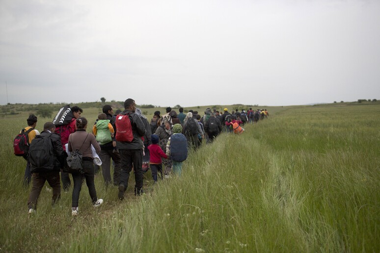 Migranti e rifugiati del campo di Idomeni verso il confine con la Macedonaia, in un nuovo tentativo di superarlo © ANSA/AP