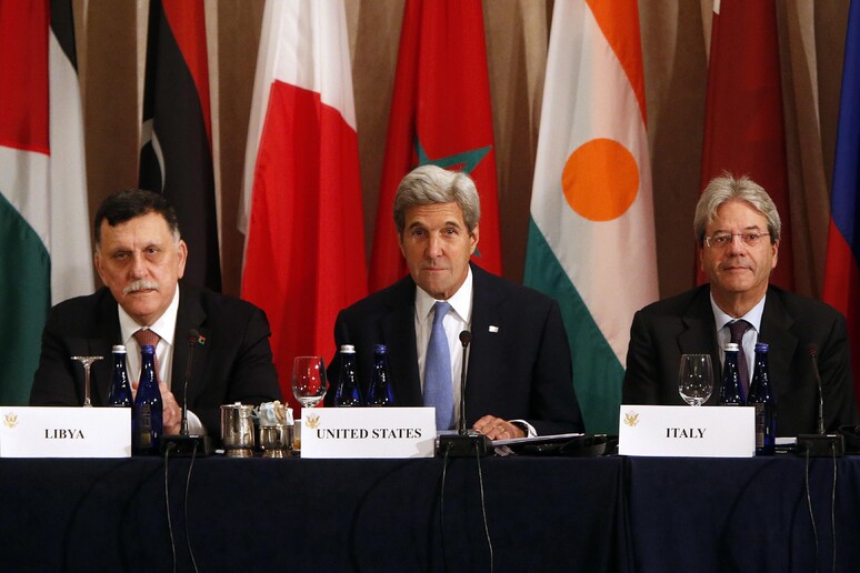 Da sinistra il premier libico Fayez al-Sarraj, il segretario di stato Usa John Kerry e il ministro degli Esteri Paolo Gentiloni alla riunione ministeriale sulla Libia a New York © ANSA/AP