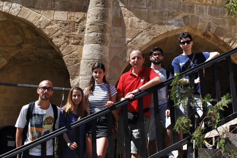 Gli studenti che partecipano al progetto  'L 'Astrofisica su Mediterranea ', con Marco Castellani (C), ricercatore astronomo dell 'INAF -     RIPRODUZIONE RISERVATA