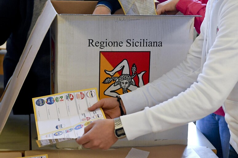 Foto d 'archivio di operazioni di voto in Sicilia - RIPRODUZIONE RISERVATA
