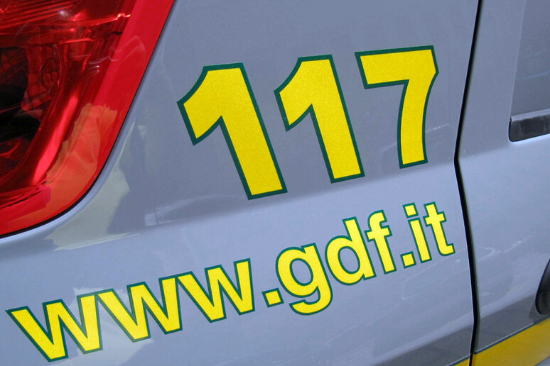 Gdf: 117 e indirizzo web su auto di servizio - RIPRODUZIONE RISERVATA