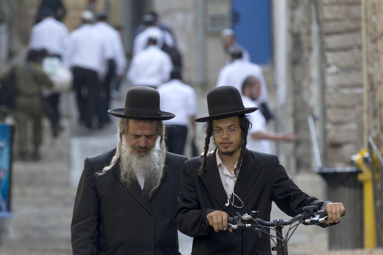 Ebrei ultra ortodossi passeggiano a Gerusalemme est non lontano dalla Spianata delle Moschee © ANSA/EPA