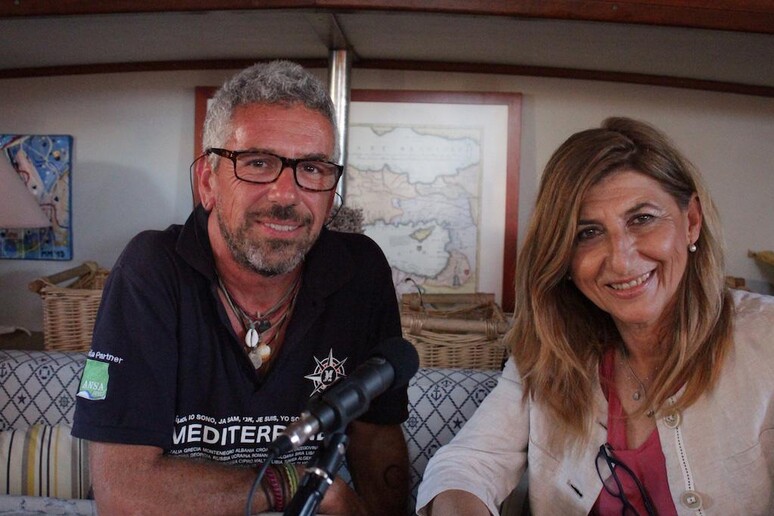 Simone Perotti con l 'ex sindaco di Lampedusa, Giusi Nicolini -     RIPRODUZIONE RISERVATA