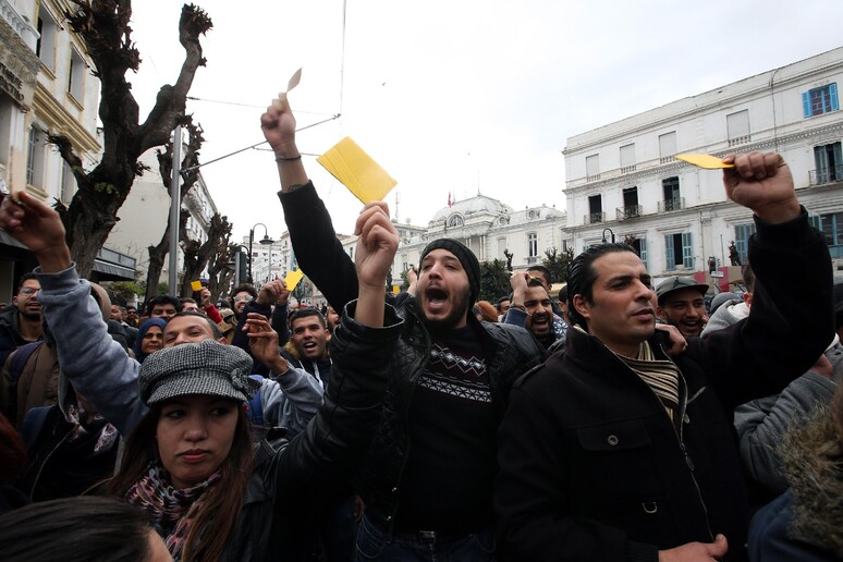 Protesta contro le misure di austerità a Tunisi © ANSA/EPA