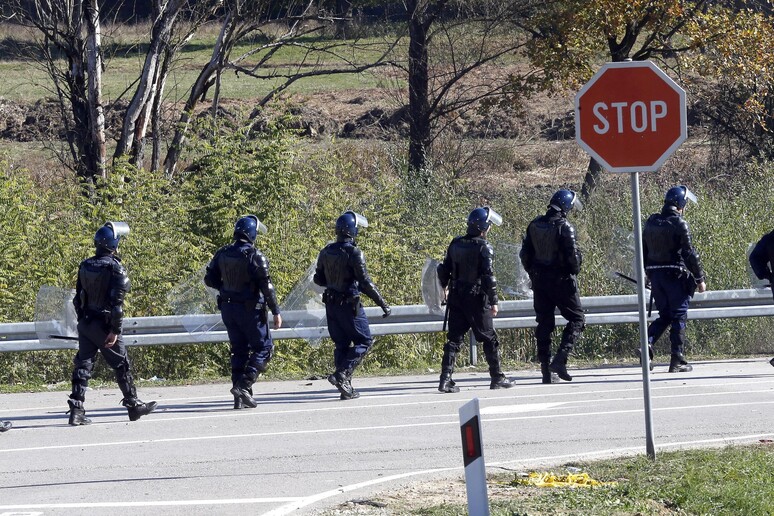 Poliziotti di frontiera croati a Velika Kladusa al confine con la Bosnia © ANSA/EPA