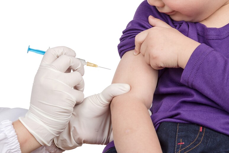 Un bimbo durante una vaccinazione - RIPRODUZIONE RISERVATA