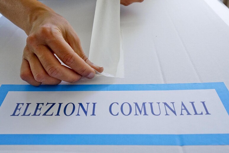Comunali: Napoli , preparativi seggi per il ballottaggio - RIPRODUZIONE RISERVATA
