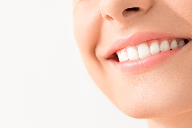 L 'igiene interdentale previene malattie a denti e gengive - RIPRODUZIONE RISERVATA