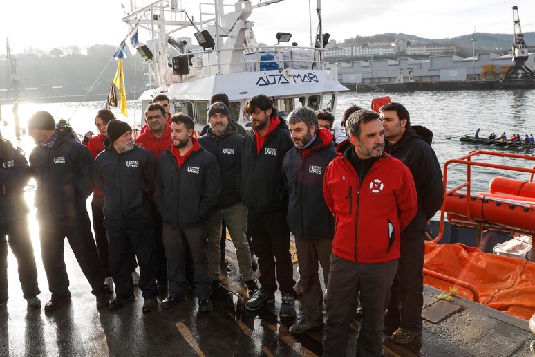 Il presidente e l 'equipaggio della ong spagnola Salvamento Maritimo Humanitario davanti alla nave Aita Mari © ANSA/EPA