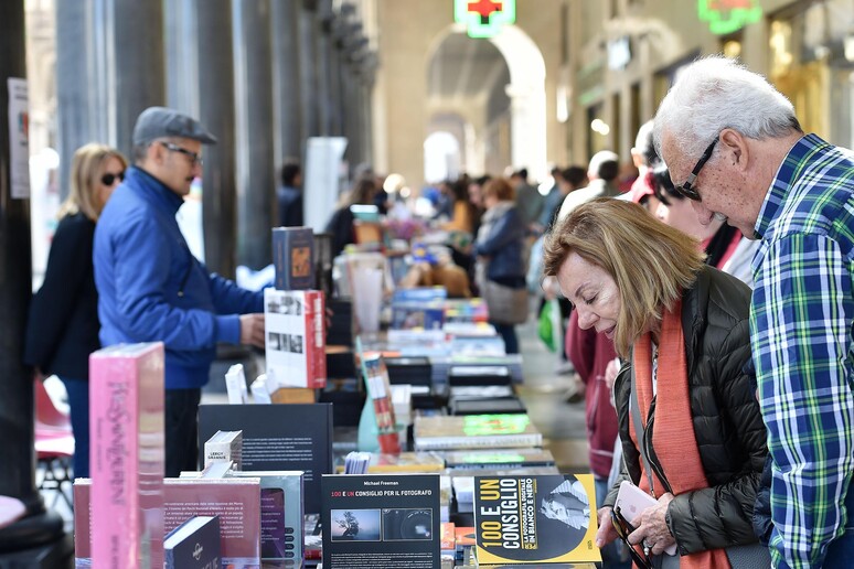 Libri: Portici di carta, Torino libreria pi lunga al mondo - RIPRODUZIONE RISERVATA