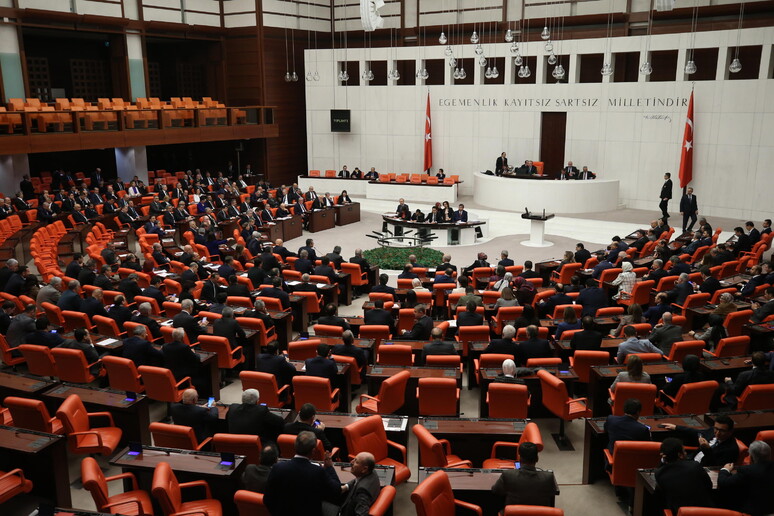 Il Parlamento turco riunito in sessione straordinaria approva l 'invio di truppe in Libia © ANSA/EPA