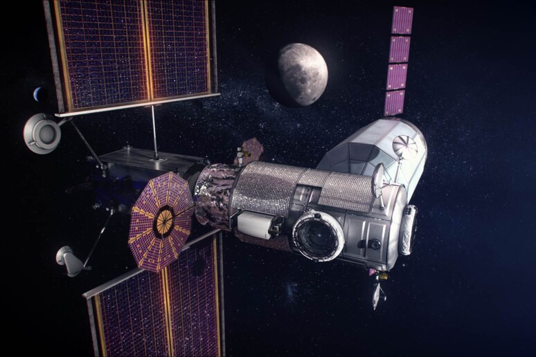 Rappresentazione artista della futura stazione spaziale Gateway, nell 'orbita lunare (fonte: NASA) - RIPRODUZIONE RISERVATA