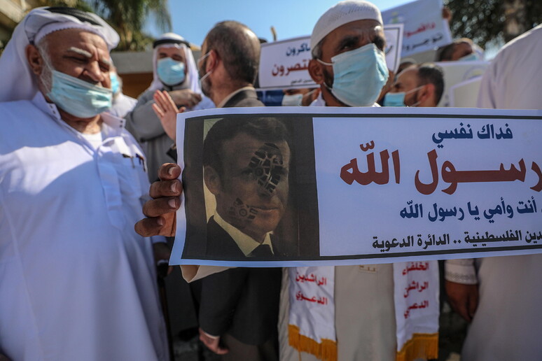 Protesta in Palestina contro il presidente francese Macron e le vignette su Maometto © ANSA/EPA