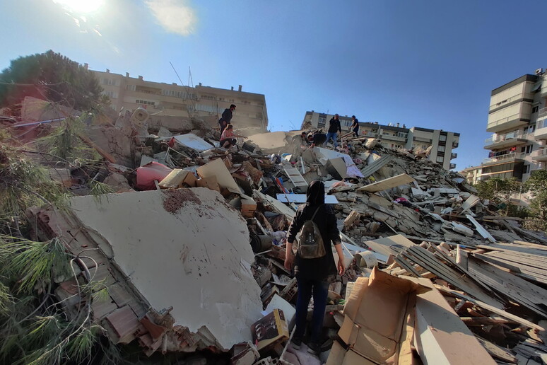 Forte terremoto nel Mar Egeo, edifici crollati a Smirne © ANSA/EPA