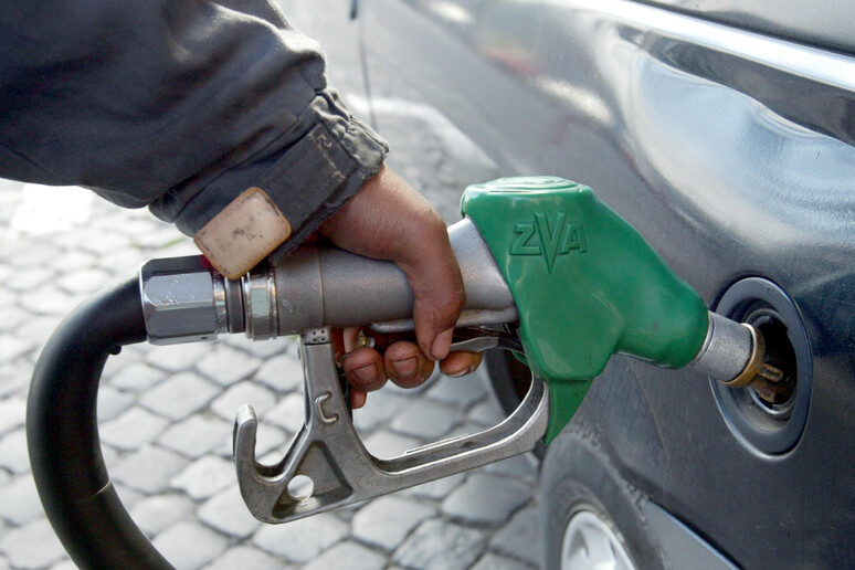 Benzina: prezzo sale dell 	'1% in 7 giorni, verde a 1,536 euro - RIPRODUZIONE RISERVATA