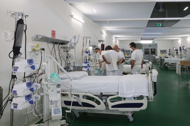 Uno spazio dell 'ospedale Fiera a Milano con posti per la terapia intensiva - RIPRODUZIONE RISERVATA